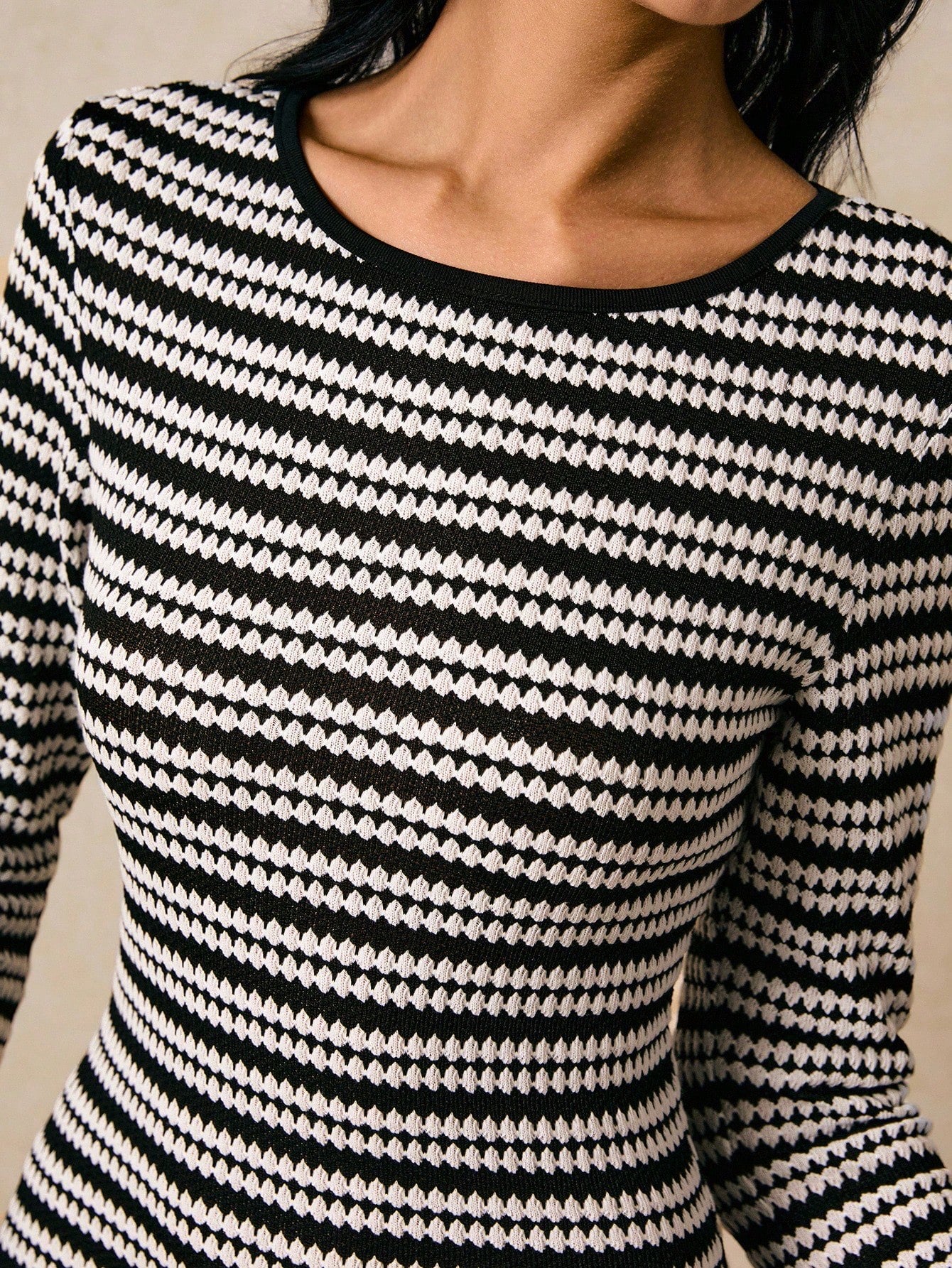 Black_and_white_Striped_Knitted_Mini_Dress_Long_Sleeve_Round_Neck3