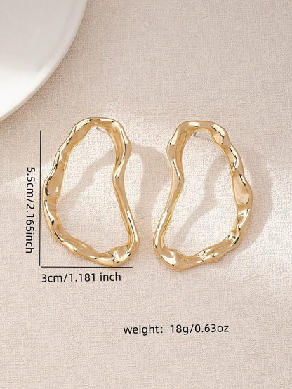 Gold hoop earrings on a beige background with measurements and weight displayed.