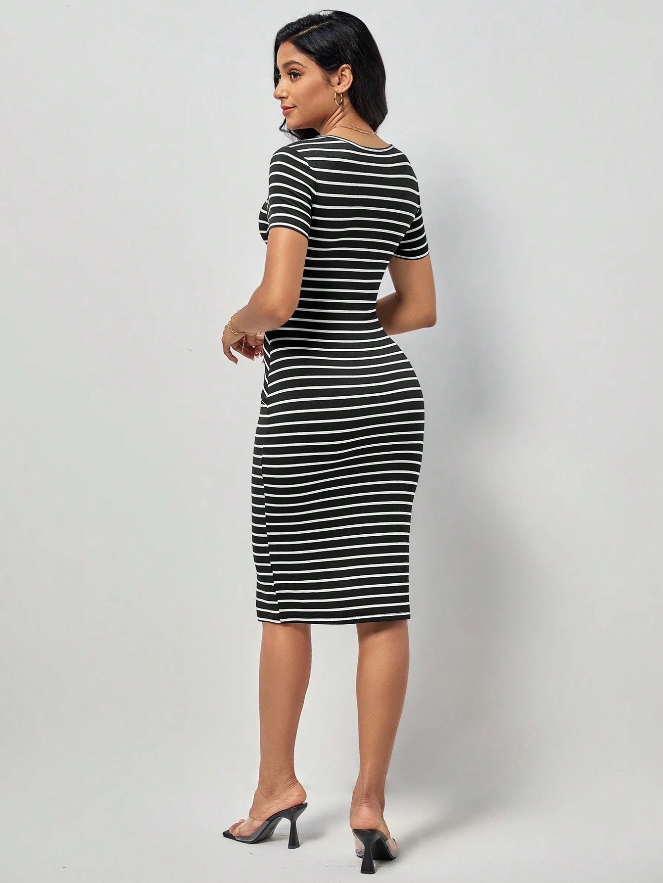 Striped Bodycon Midi Dress with Round Neck & Short Sleeves – Slim Fit Casual Summer Dress
