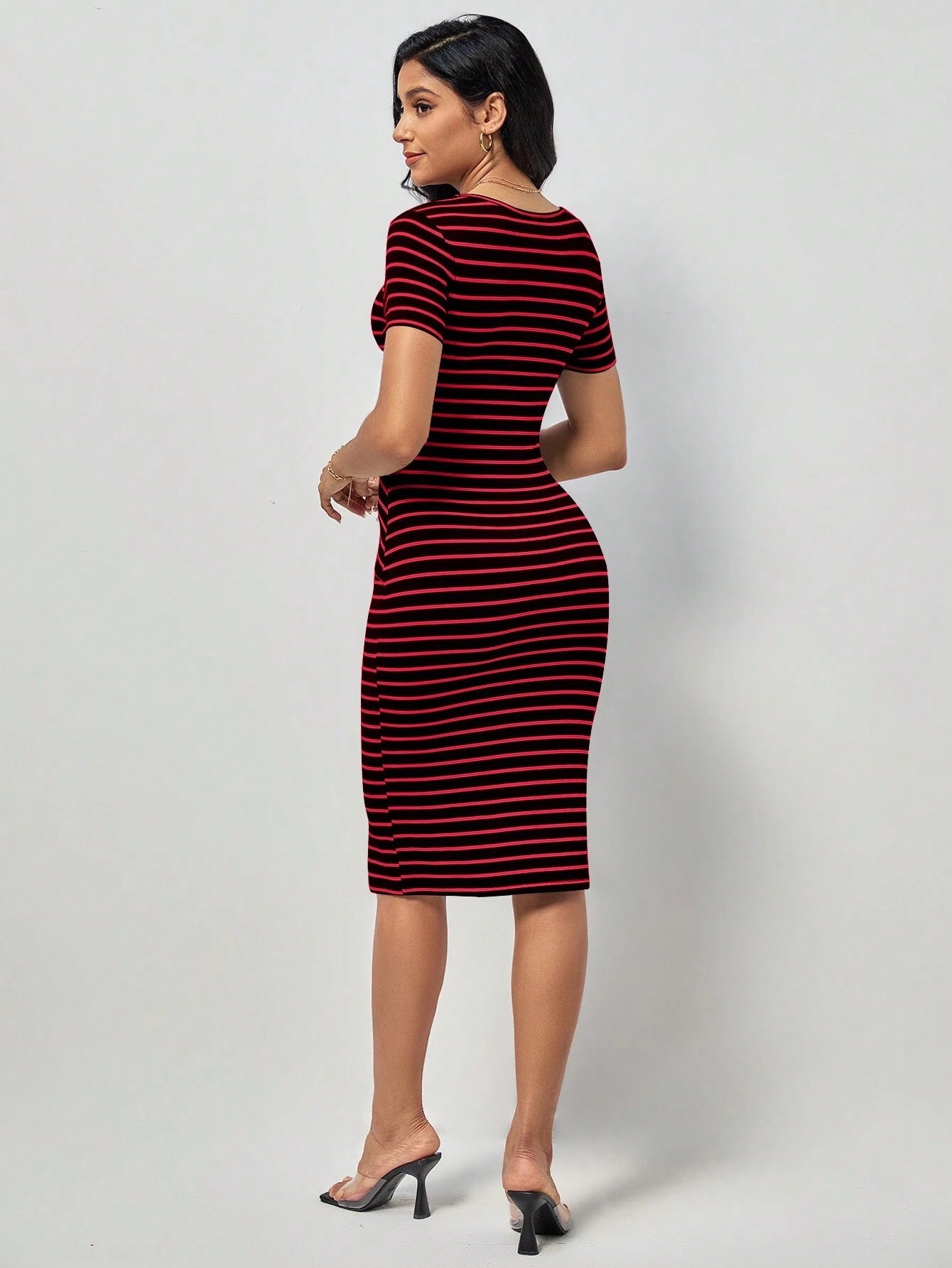 Striped Bodycon Midi Dress with Round Neck & Short Sleeves – Slim Fit Casual Summer Dress