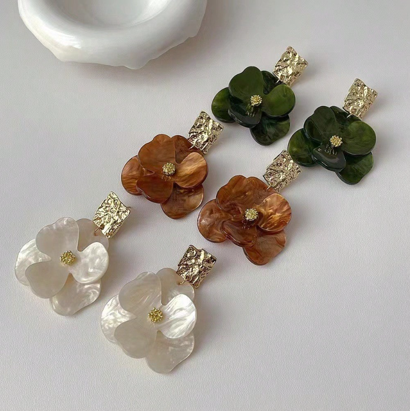 Metal & Acrylic Flower Stud Earrings for Women – Retro Elegant High-End Floral Jewelry, Vintage Fashion Statement