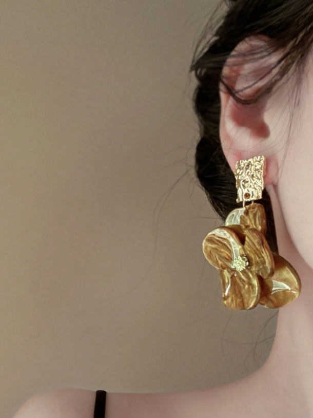 Metal & Acrylic Flower Stud Earrings for Women – Retro Elegant High-End Floral Jewelry, Vintage Fashion Statement