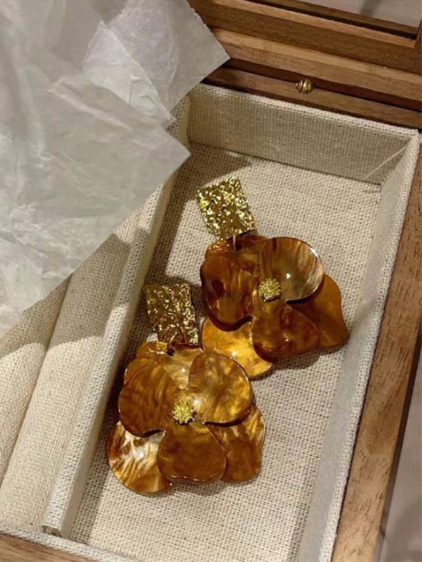 Metal & Acrylic Flower Stud Earrings for Women – Retro Elegant High-End Floral Jewelry, Vintage Fashion Statement