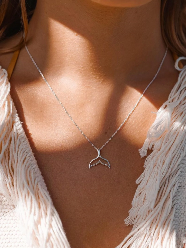 Minimalist Fish Tail Charm Necklace for Women – Elegant Zinc Alloy Pendant for Daily & Casual Looks